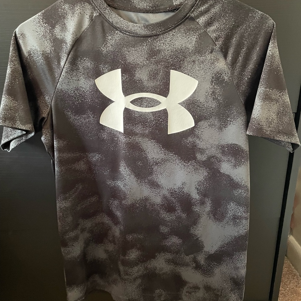 Under Armour Kids' Black and Gray Pattern Tee